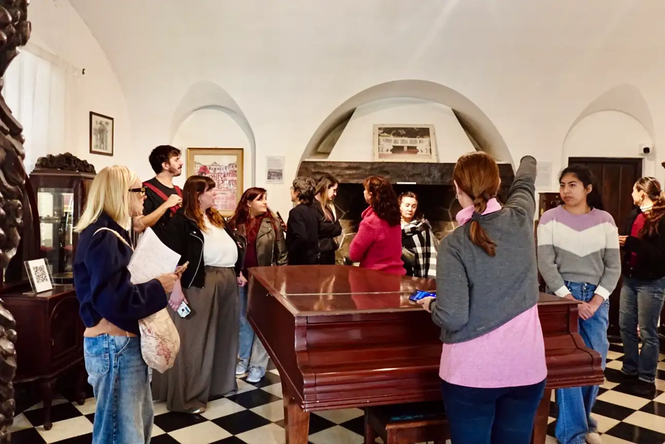 Estudiantes de la Escuela de Oficios Teatrales recorrieron Villa Mitre para conocer el trabajo de preservación y difusión del patrimonio histórico de Mar del Plata.