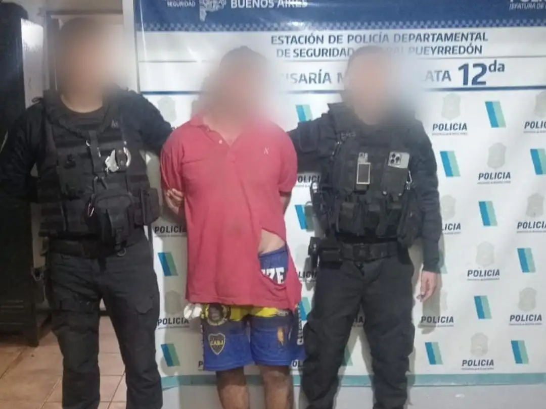 El sujeto circulaba en una moto con la cual pasó varios semáforos en rojo, lo que alertó a la policía.