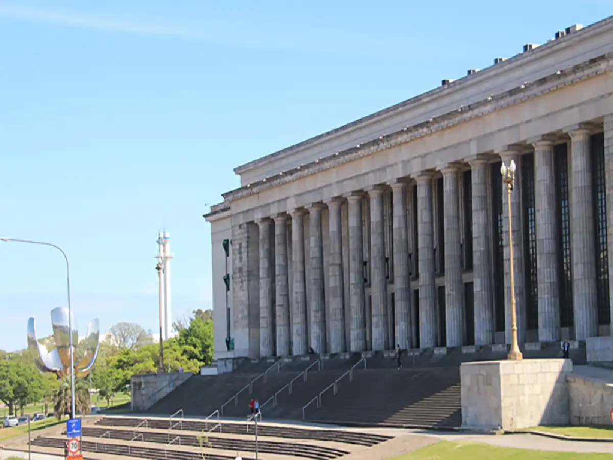 Un turista australiano fue apuñalado en el corazón en la Facultad de Derecho y está grave