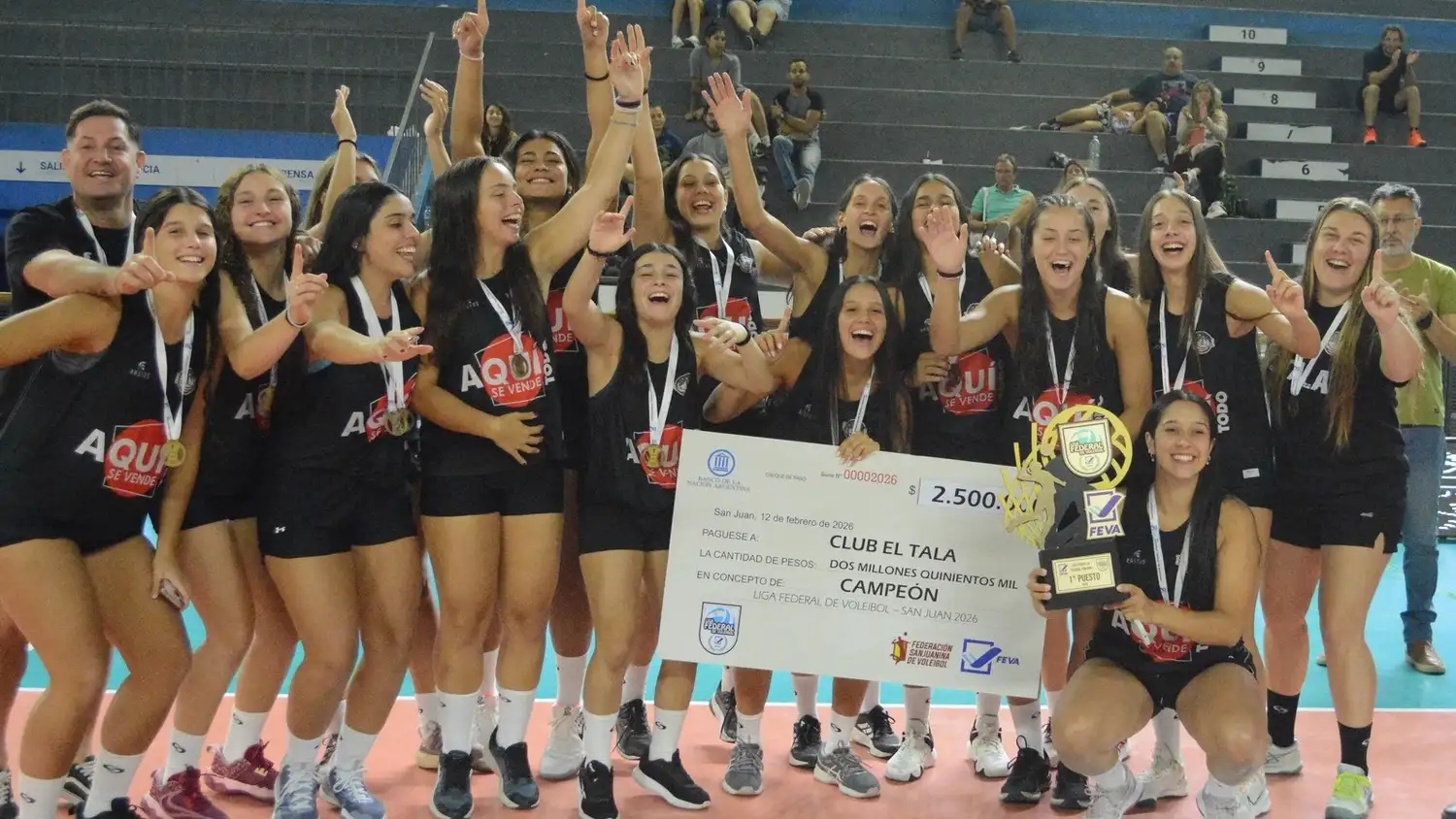 Las campeonas con la copa