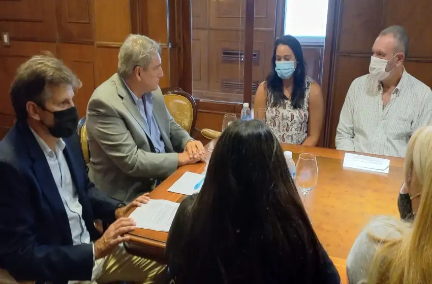 El Ministro de Transporte garantizó el pase estudiantil gratuito en los colectivos interurbanos