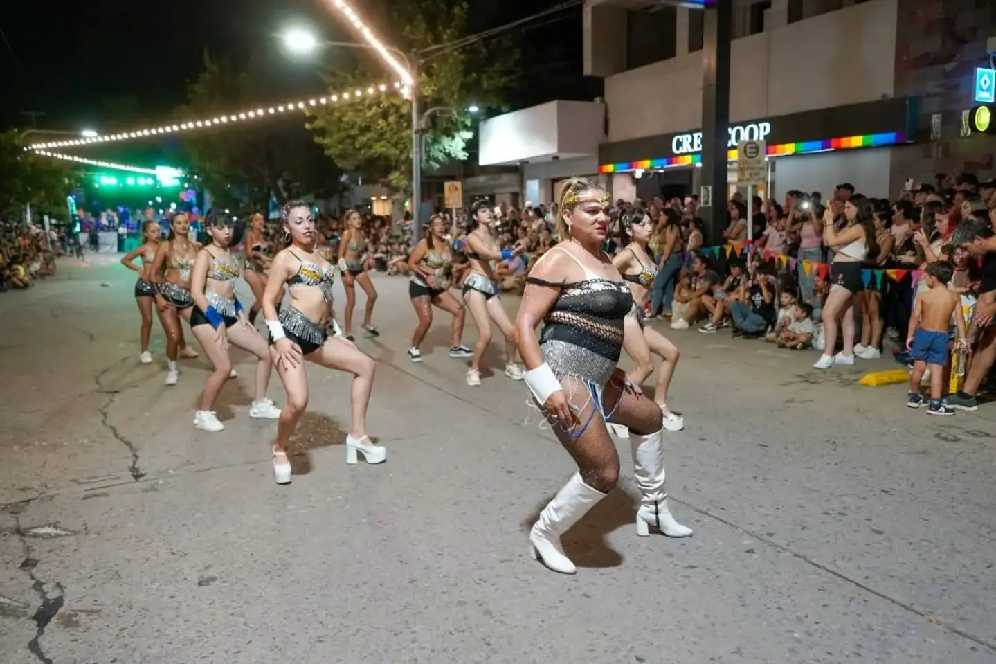 En calle Santa Fe, entre Bv. Colón y Buenos Aires, se vivió todo el ritmo y la energía del Carnaval con la presentación de la histórica comparsa “Marabá” de Hughes y la comparsa “Fredridance”, a cargo de Marcela Rodríguez y Adriana Neyra. Foto: Municipalidad de Firmat.