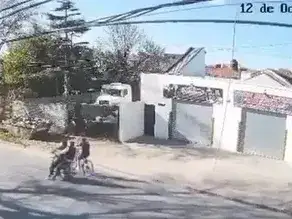 El hecho quedó registrado por una cámara de seguridad privada.