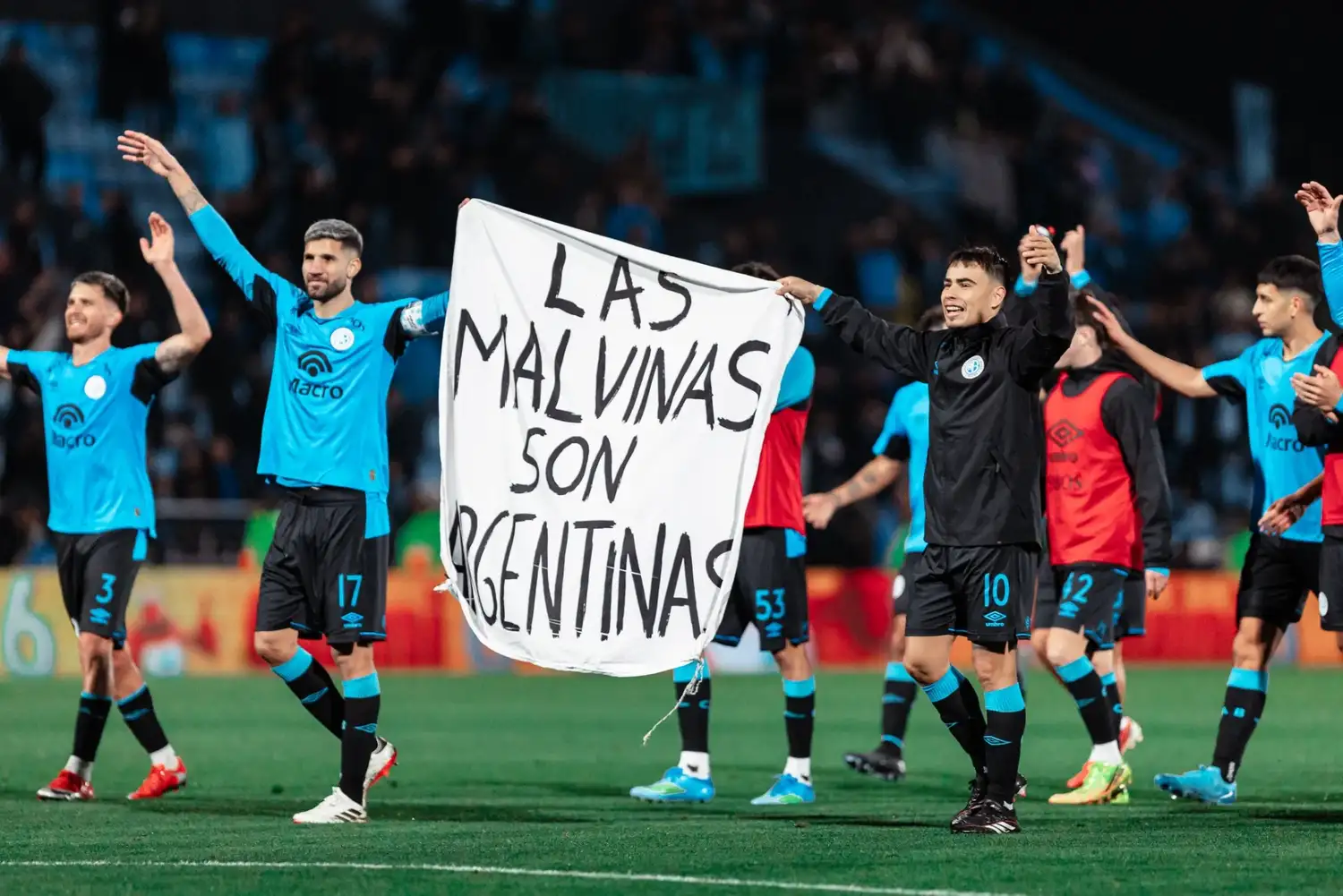 El campeón debutó con victoria y también posó con la bandera por Malvinas. Foto: X Belgrano