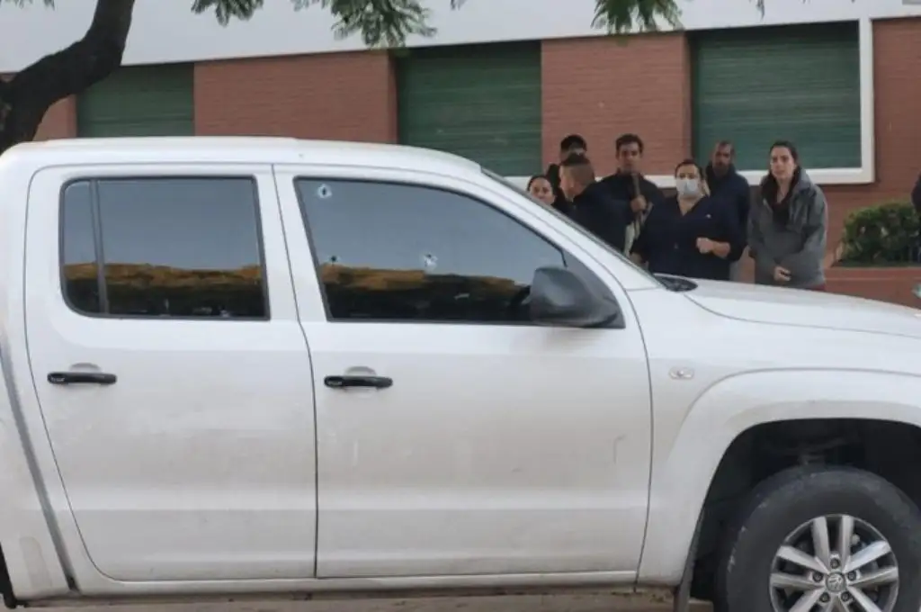 Rosario: feroz ataque a tiros a una camioneta de un hombre que dejaba a su hijo en la escuela