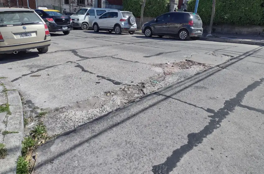 Nuevo capítulo de la "ciudad Lunar": vecinos taparon un pozo con cascotes