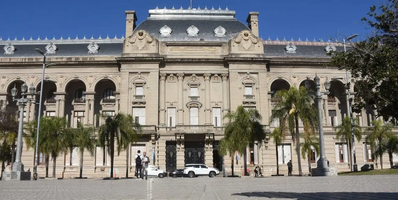 El texto lleva la firma del gobernador Maximiliano Pullaro y de cada uno de los ministros de su gabinete. Crédito: Mauricio Garín.