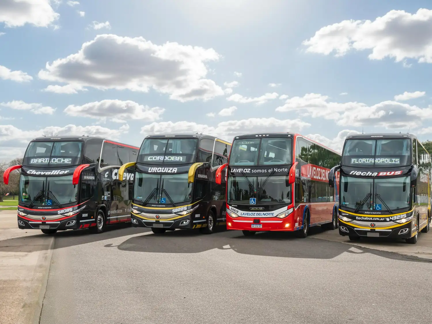 Las empresas líderes en el transporte terrestre refuerzan su compromiso sumando más de 170 micros 0 km a sus flotas.