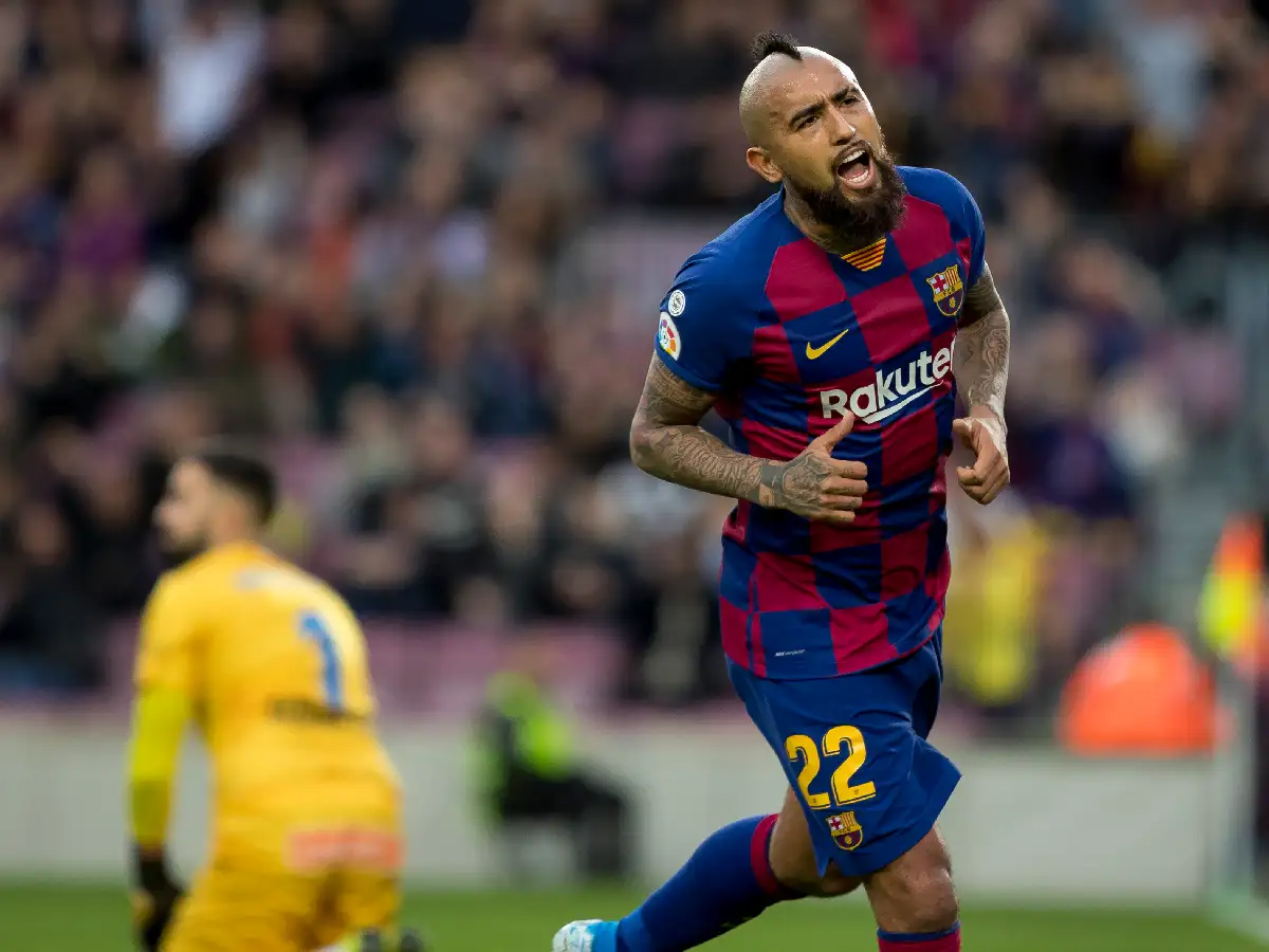Vidal denunció a Barcelona por deuda millonaria