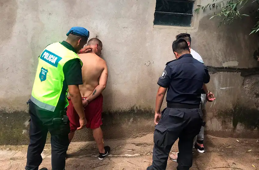 Detienen a dos hombres por secuestrar y golpear a un joven en el barrio Libertad