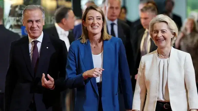 EPA Mark Carney (izquierda) camina junto a la presidenta del Parlamento Europeo, Roberta Metsola (centro), y la presidenta de la Comisión Europea, Ursula von der Leyen (derecha).