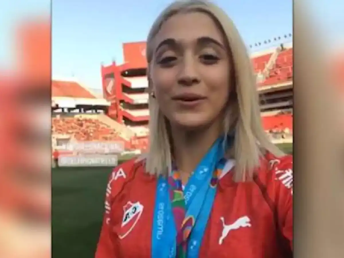 Con cambio de look, Delfina Pignatiello fue a ver a Independiente y recibió un homenaje