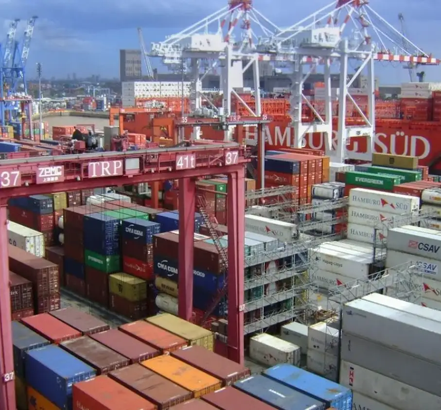 El saldo comercial alcanzó un nuevo récord en el primer semestre gracias al fuerte crecimiento de las exportaciones y a la caída de las importaciones.