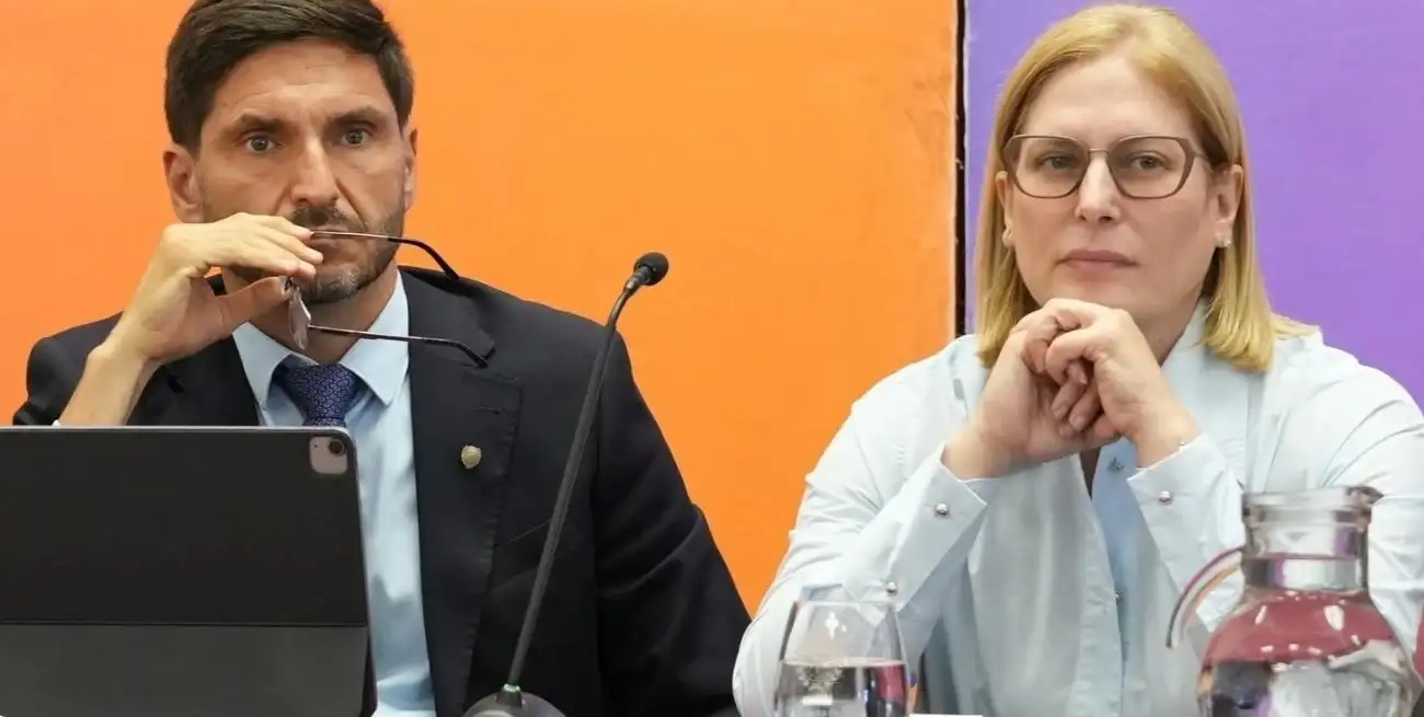 Maximiliano Pullaro encabezó la reunión de gabinete en la delegación Rosario junto a Gisela Scaglia.