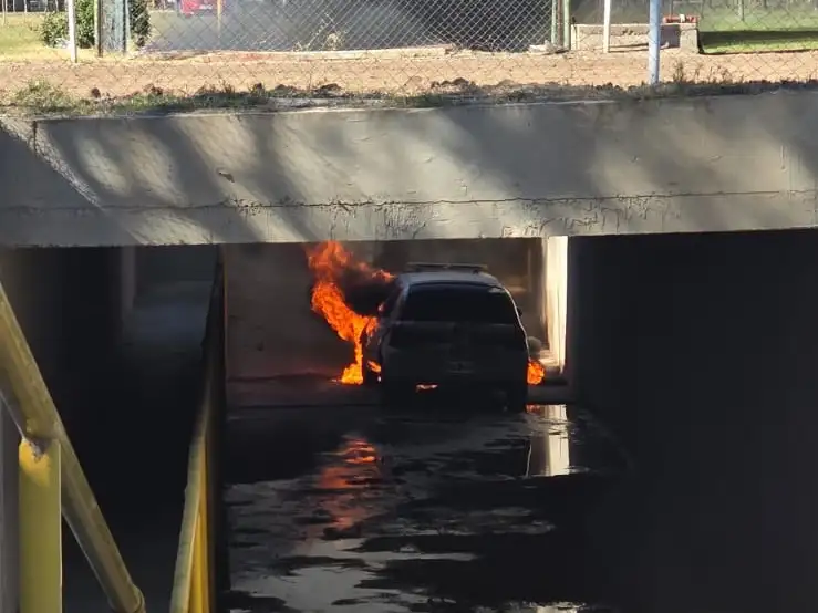 El auto envuelto en llamas.