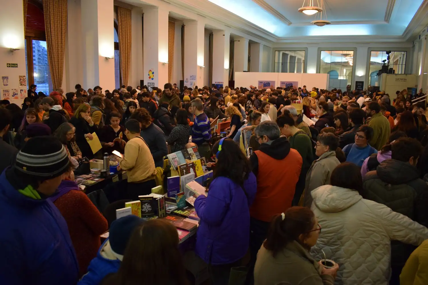 La propuesta, que se realizó en el Teatro Auditorium, combinó libros, charlas, talleres, ilustración, cine y teatro.