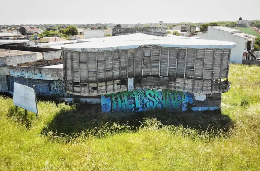 La reconocida obra permanece abandonada desde 1993.