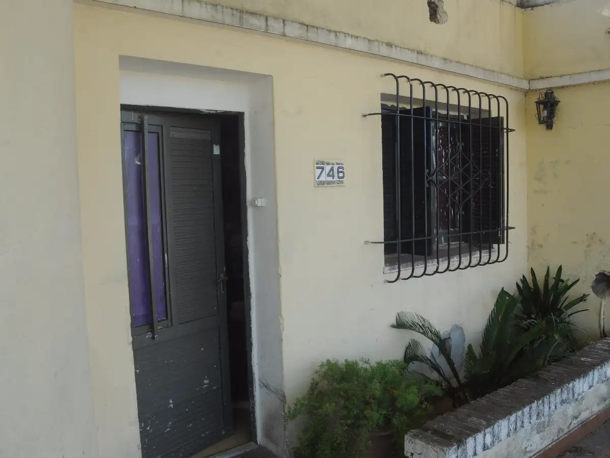 Le patearon la puerta de la casa y le llevaron moto, celular y dinero