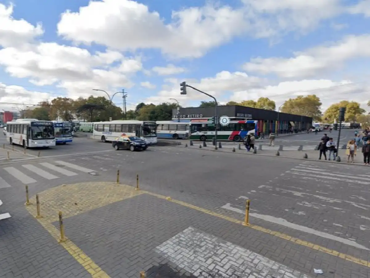 Un hombre le quitó el arma a un policía en Retiro y comenzó a disparar: hay cuatro heridos