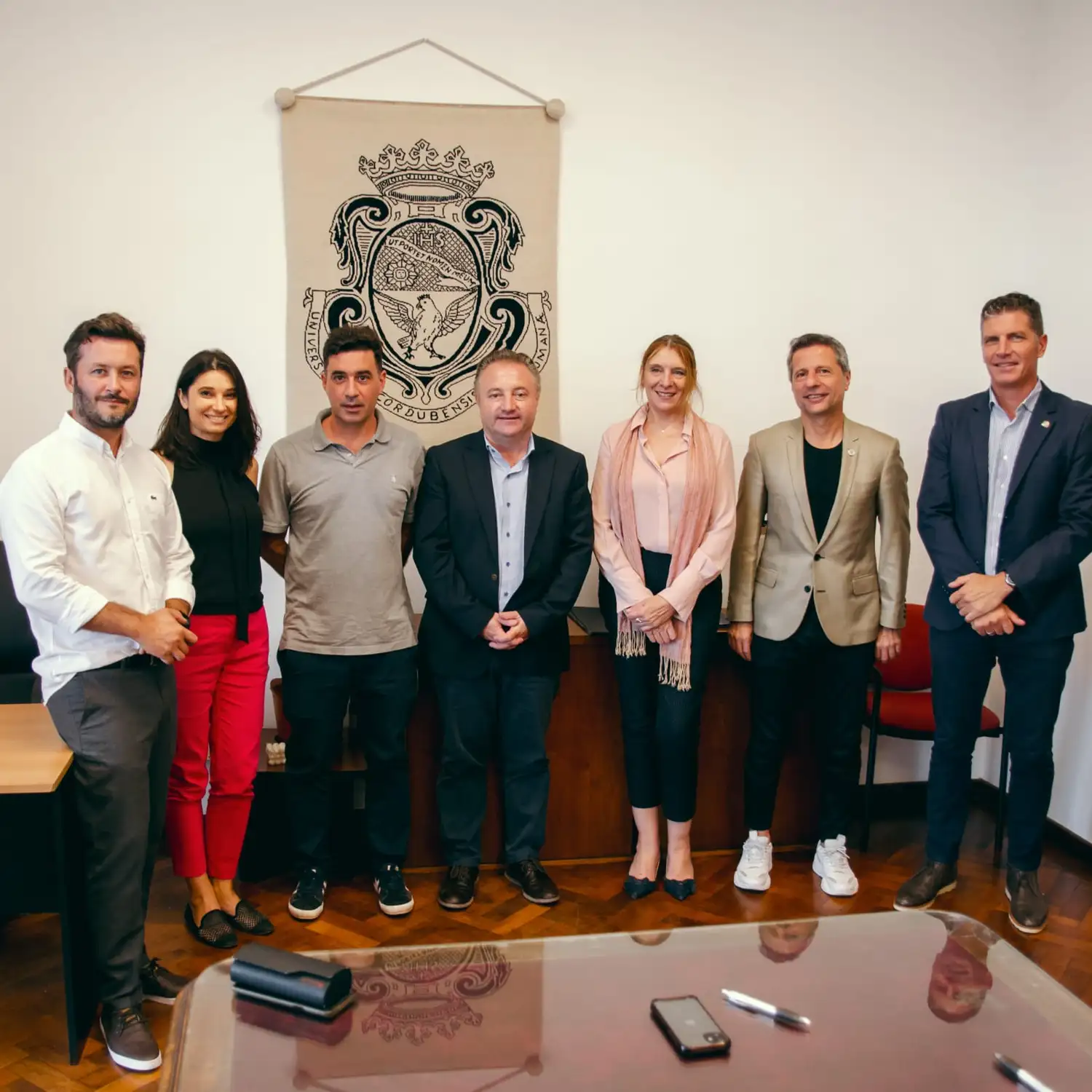 Las autoridades municipales y universitarias durante la firma del convenio.