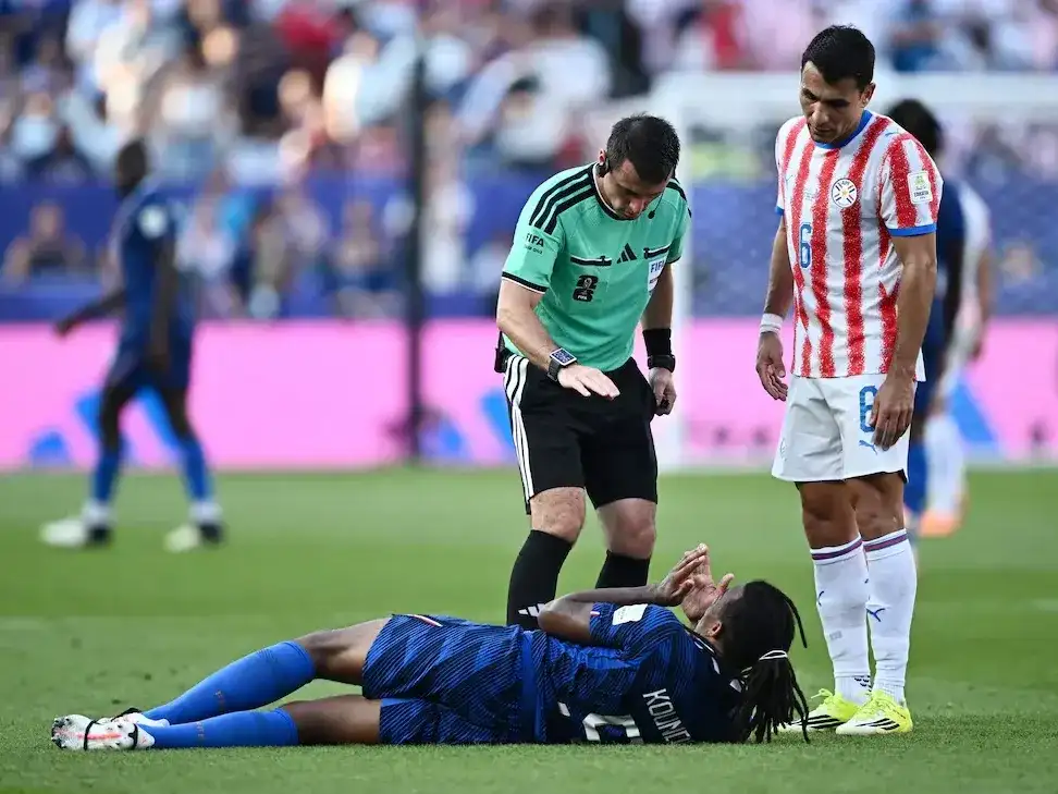 Kounde acusó un golpe en el rostro durante el tramo final del partido (Reuters)