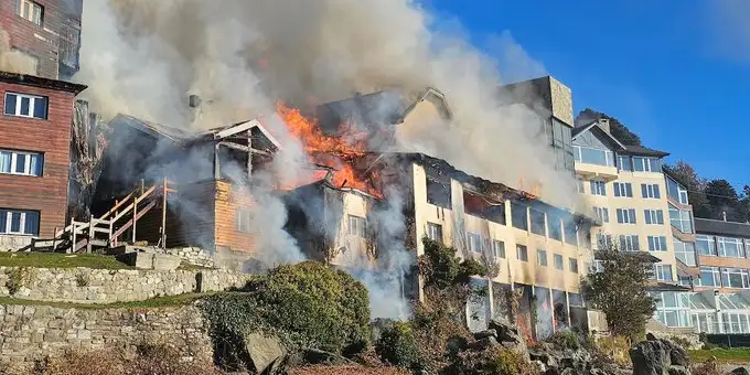 El fuego afectó el sector de ingreso de un establecimiento que se encuentra en refacción