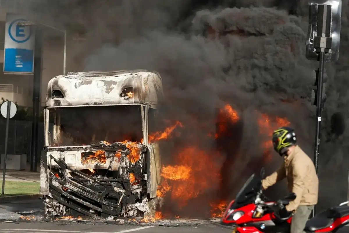 Bomberos y helicópteros luchaban por aplacar las llamas