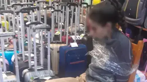 La mujer fue atrapada por los empleados del local