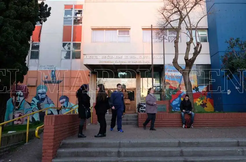 Docentes universitarios: "No se explica la convocatoria del Gobierno"
