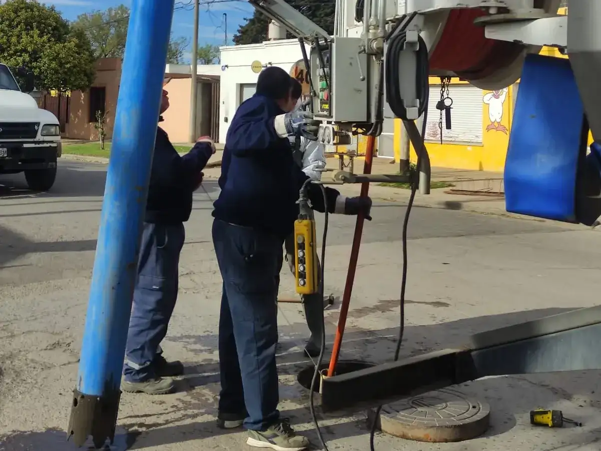Operarios municipales realizan tareas de limpieza y desobstrucción de desagües pluviales en calles de Venado Tuerto.