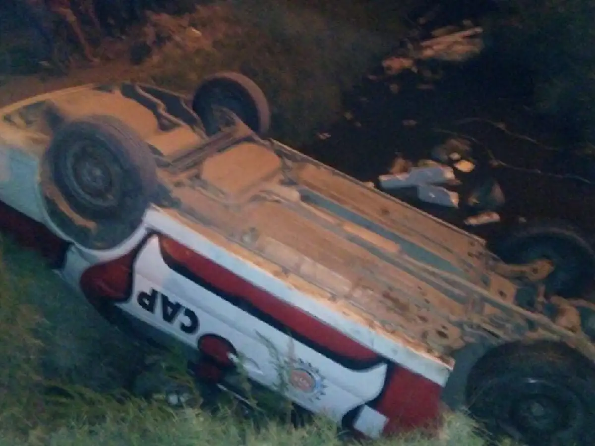 Un auto de la policía cayó al canal 