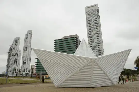 En Rosario, el Barquito de Papel se ilumina de color rosa