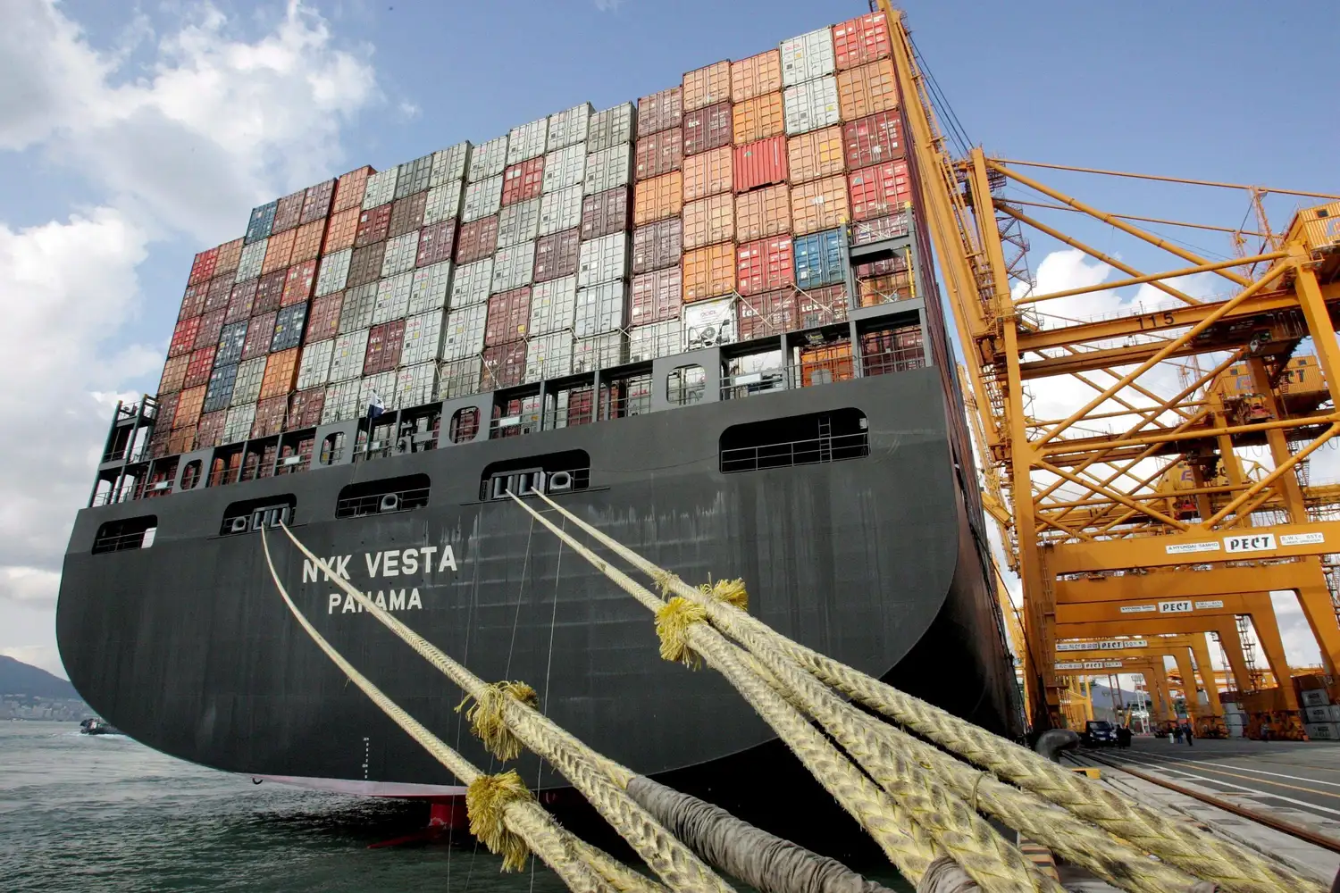 Importaciones: anunciarán este lunes medidas para cuidar los dólares