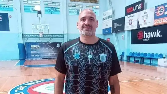 El entrenador de Unión, Juan Aquino con la ropa del club.