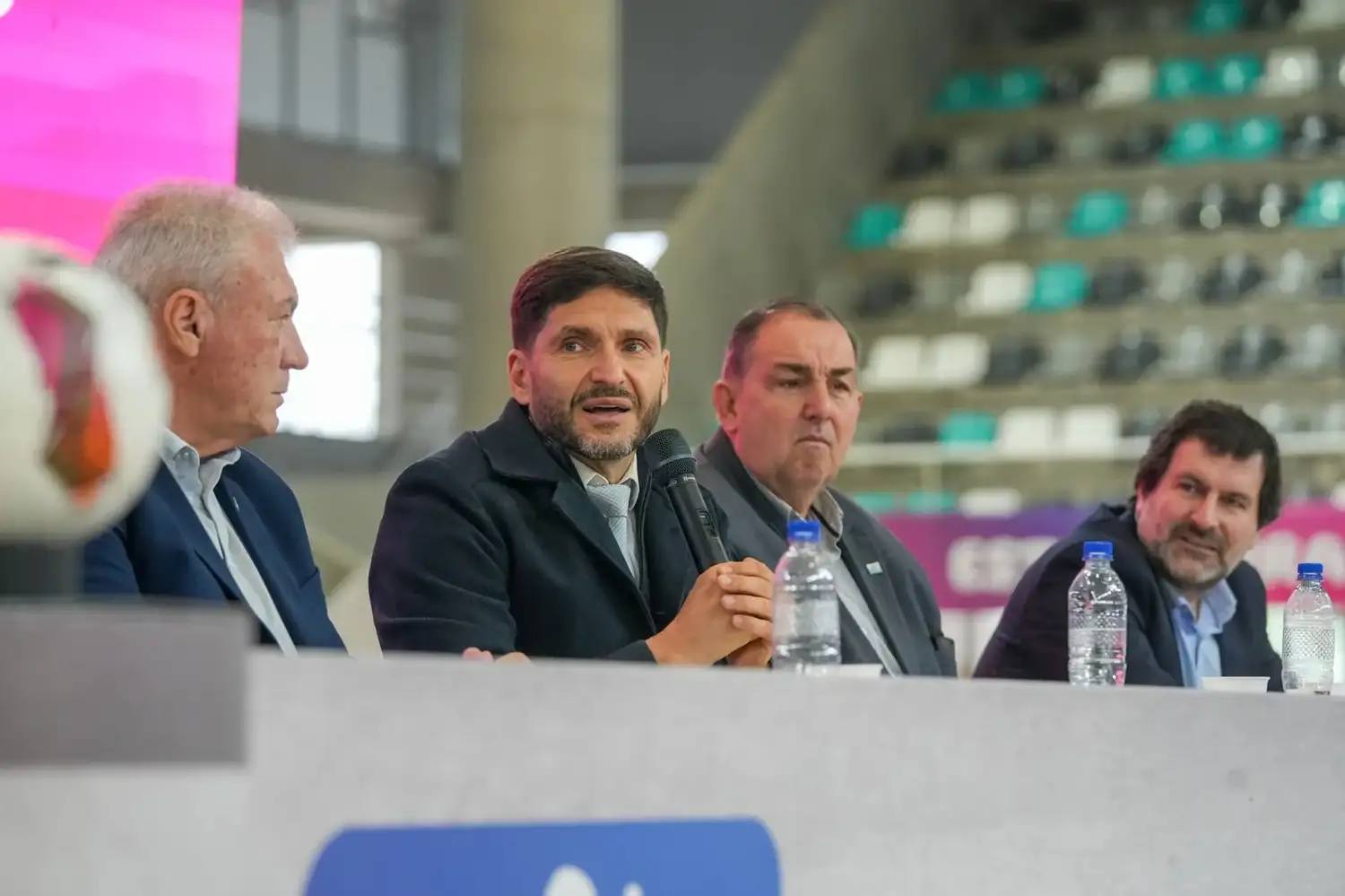 Pullaro junto al intendente de Santa Fe, Juan Pablo Poletti, el secretario general adjunto de Fútbol y director de Desarrollo de Conmebol, Alberto “Nery” Pumpido, y el responsable de Futsal de AFA, Fabián Teplitzky, presentaron la Conmebol Liga Evolución de Futsal 2026-Zona Sur. Foto: GSF