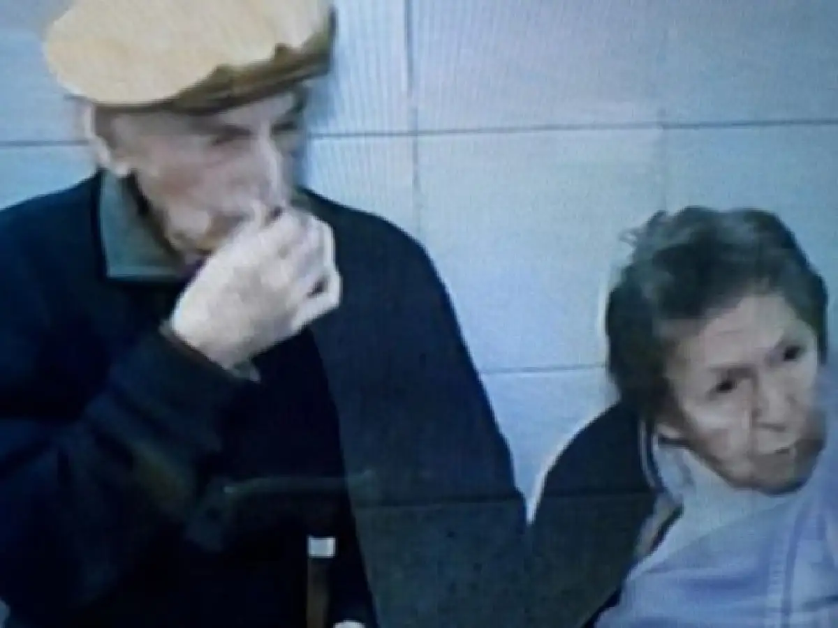 Más de 160 personas ofrecen casa a los abuelos abandonados por su hijo en un bar