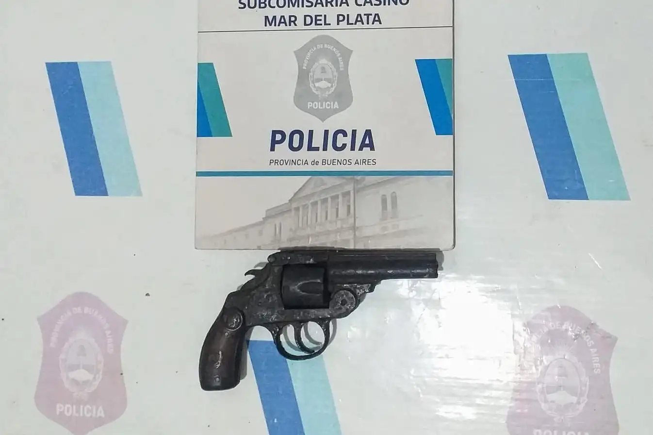 Además de los patines, el dueño de casa tenía un arma de fuego.