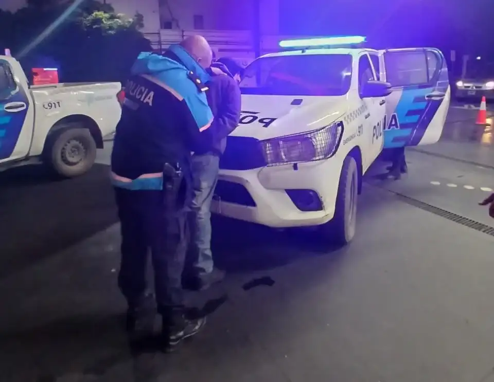 La mujer agredida fue encontrada en la Ruta 11, pidiendo auxilio y ensangrentada.
