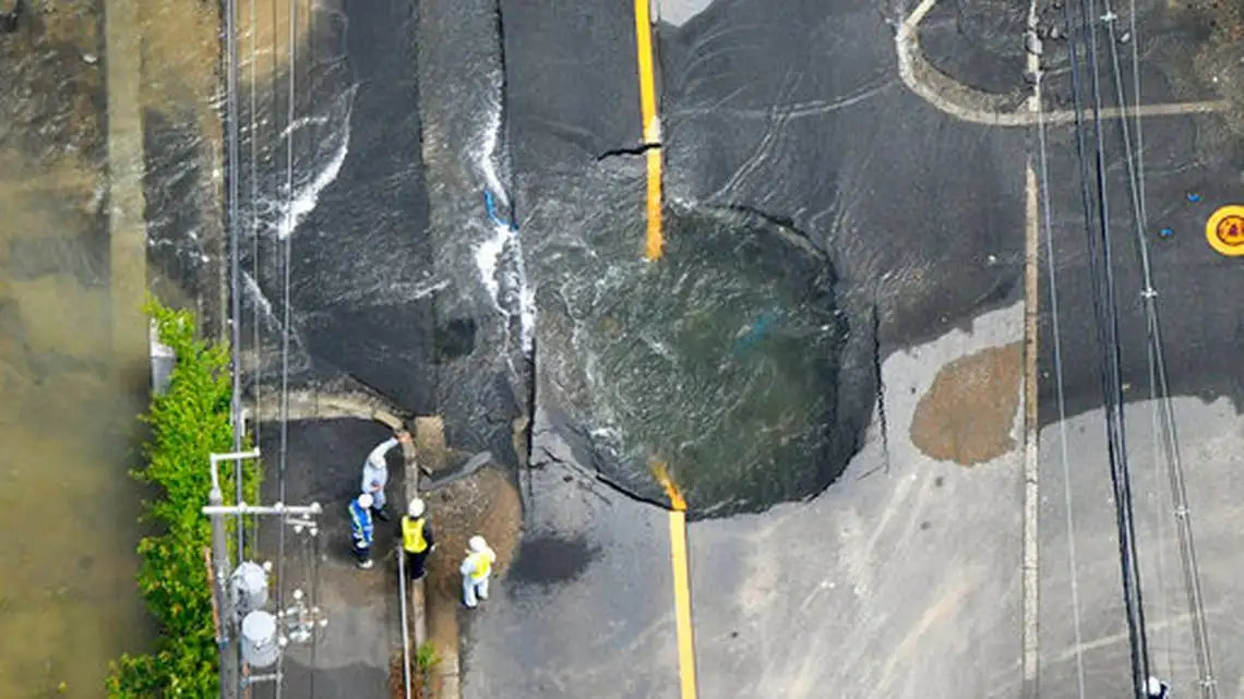 Japón: un fuerte sismo dejó tres muertos y 210 heridos