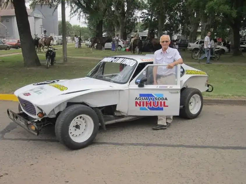 Representó a Elortondo durante la década del sesenta, compitió con una Chevrolet y tuvo sus mejores actuaciones en San Nicolás y Arrecifes. Después del retiro mantuvo su presencia en las pruebas históricas, acompañado por su hija.
