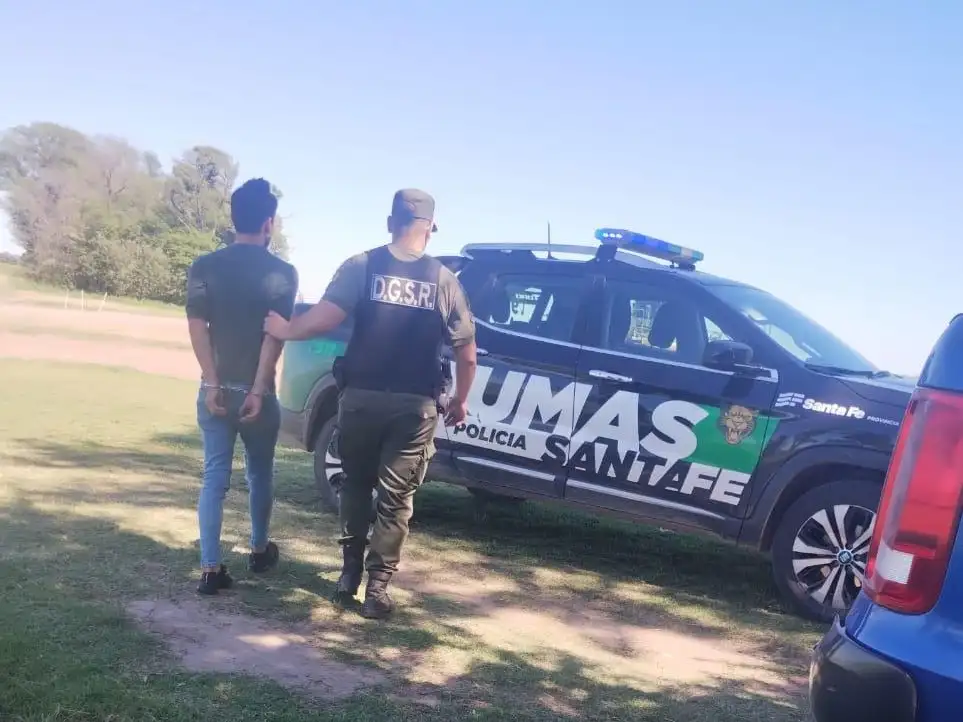 El joven detenido en la estancia.