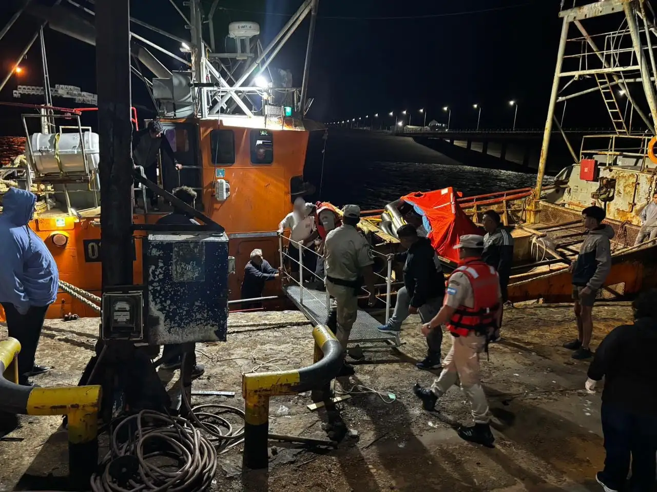 Un buque pesquero que navegaba rumbo a Quequén se hundió y activó un operativo de la Prefectura: hay un desaparecido