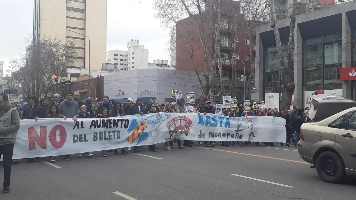 Usuarios de colectivo marcharon contra el aumento de boleto: "Montenegro es responsable"