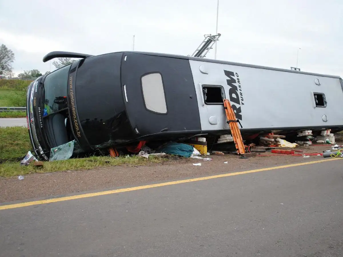 Sube a dos el número de muertos por vuelco en Entre Ríos de un autobús que venía de Brasil