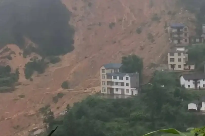 Las tareas de búsqueda y rescate continúan con la participación de 224 efectivos, 41 vehículos de emergencia y drones.