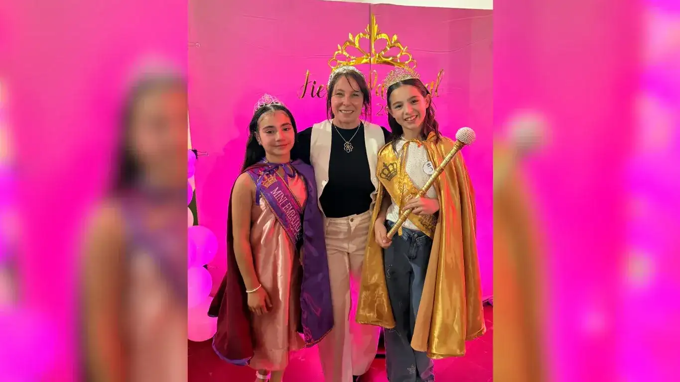 La nueva soberana Renata Juárez y la Mini Reina Patronal Ana Paula Cabral, junto a la intendenta Silvia Bertotti tras las coronaciones.