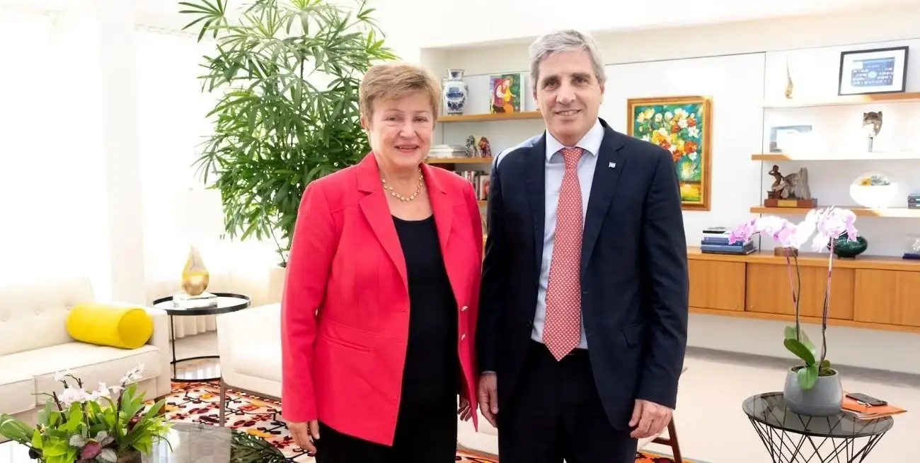 Kristalina Georgieva, titular del Fondo, junto a Luis Caputo, ministro de Economía argentino. Crédito: Archivo / FMI.