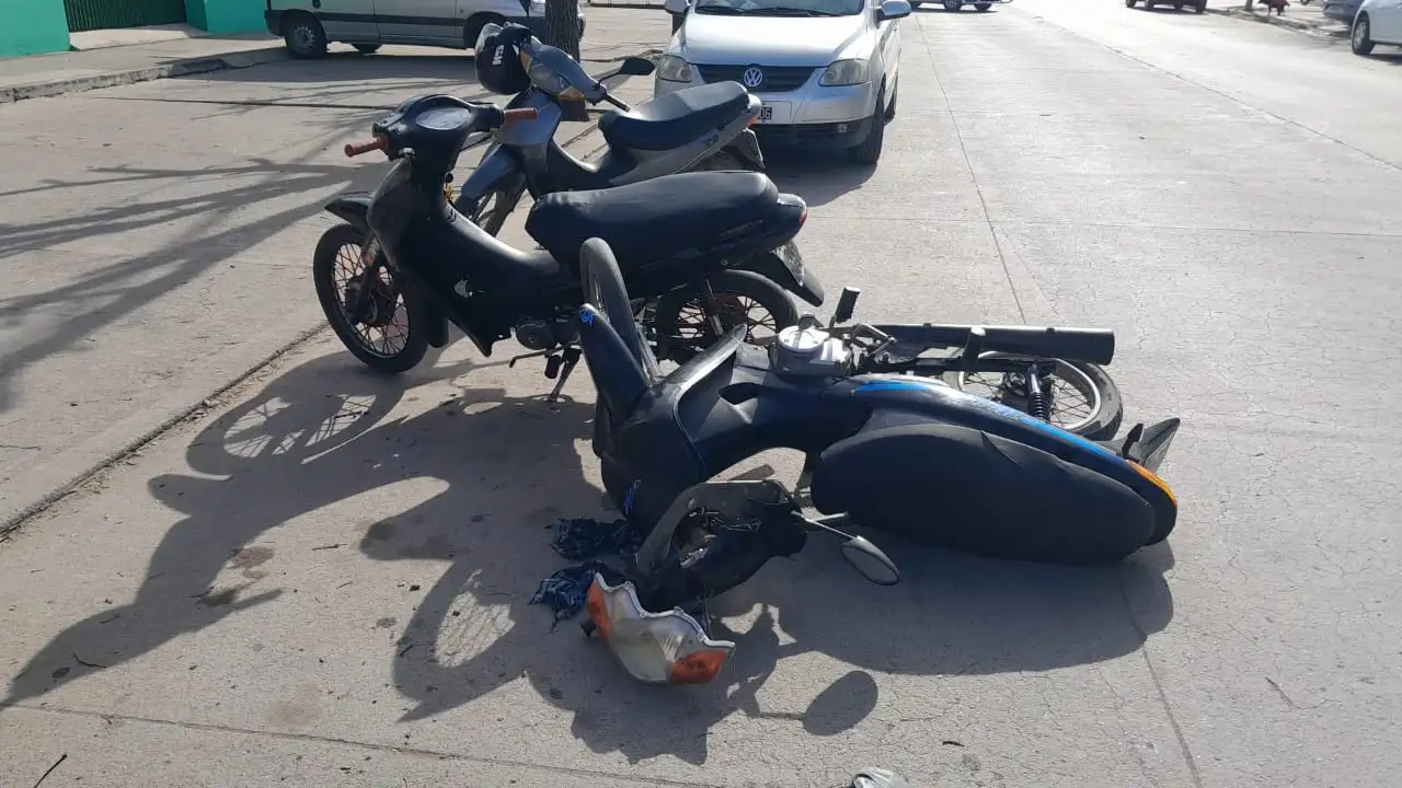 Chocaron dos motos en el camino interprovincial