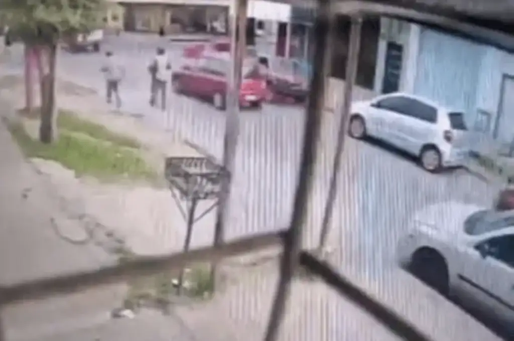 El vehículo también colisionó con un Chevrolet Astra.