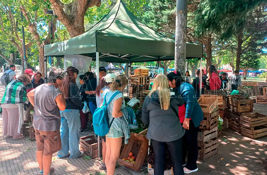 Verdurazo solidario en las puertas del Municipio para ayudar a la población